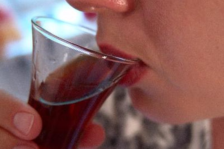 Algunas personas se ruborizan cuando beben alcohol.