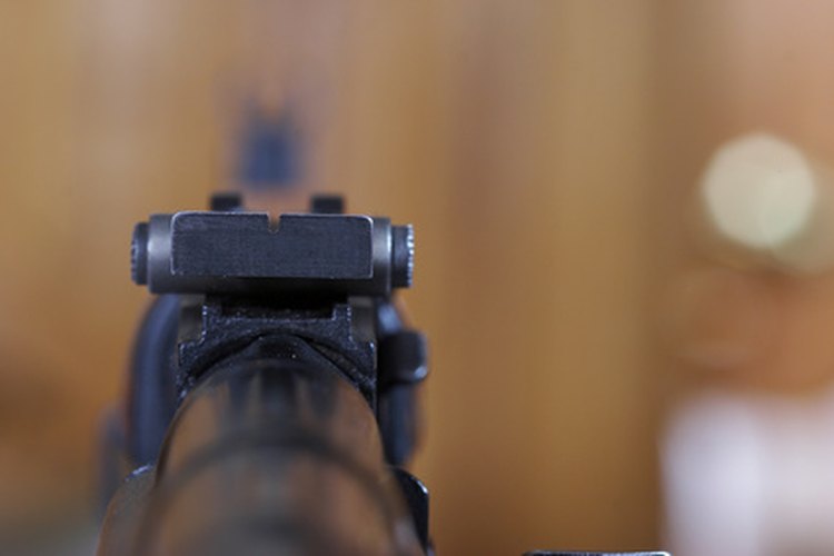 Ajusta la mira abierta de tu rifle.
