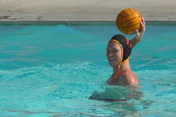 Practica tu fuerza y resistencia con un partido de waterpolo.