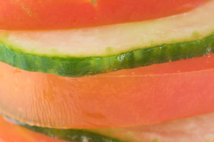 Los pepinos y los tomates ayudan a tratar el acné.