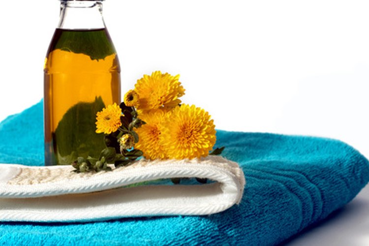 Acondiciona tu cabello con aceite de jojoba dorada.