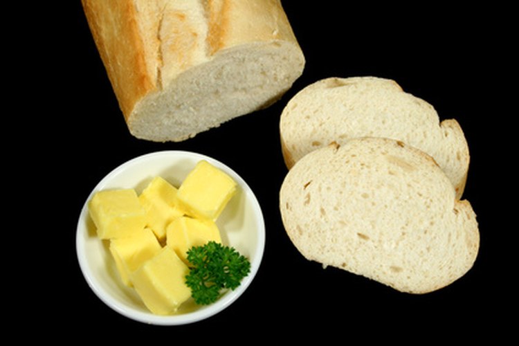 El pan blanco ha sido procesado y es una opción menos saludable que el pan integral.