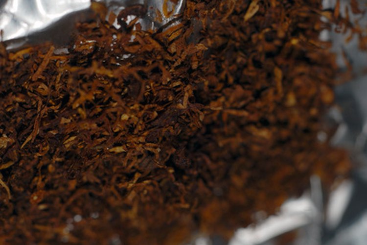 El tabaco para mascar se coloca dentro de la mejilla para que la nicotina se absorba en la boca.