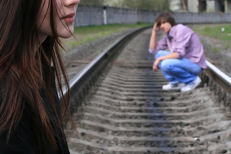Si tu novio parece emocionalmente distante, puede que te esté engañando.
