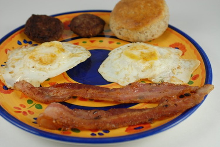 Los alimentos para el desayuno que no son saludables son altos en azúcar, colesterol, grasa y sodio.