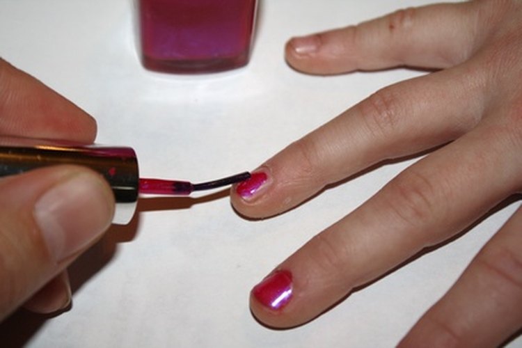 Lidiando con tus uñas de las manos astilladas o descascaradas.