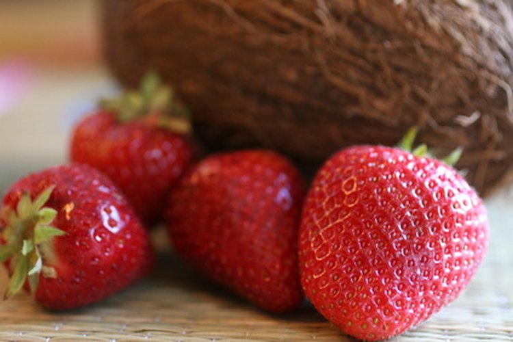 Frutas, como las fresas, pueden reducir la inflamación asociada a ciertas condiciones y enfermedades.