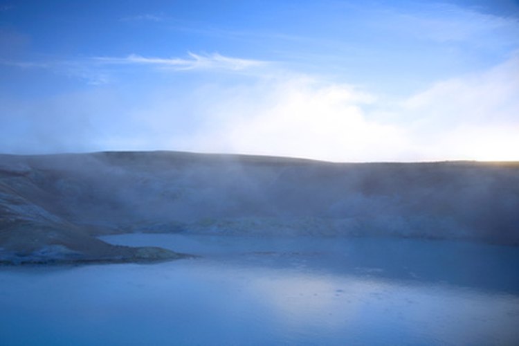 El azufre se encuentra naturalmente en las aguas termales y cerca de los volcanes.