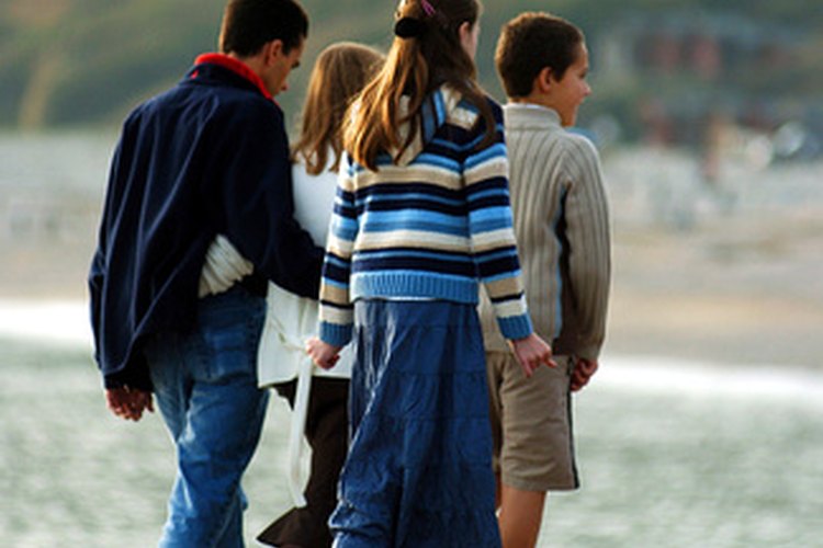 Lleva a tus hijos a dar un paseo, mejorando la condición física.