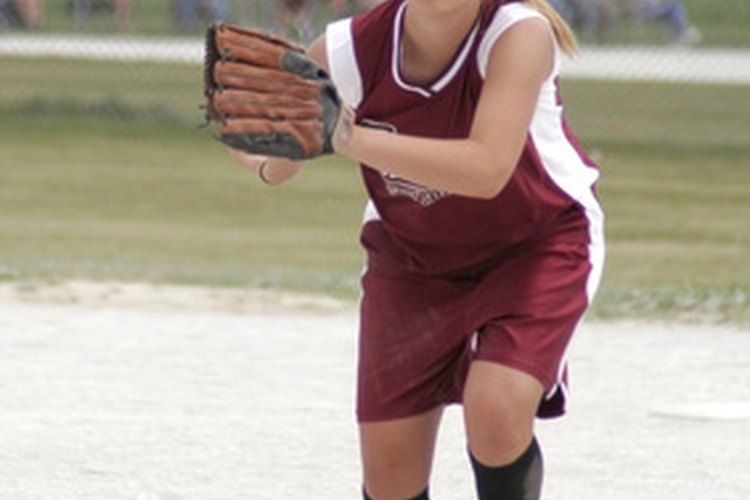 Los lanzadores de softball pueden llegar a tener movimientos similares a los lanzadores de baseball.