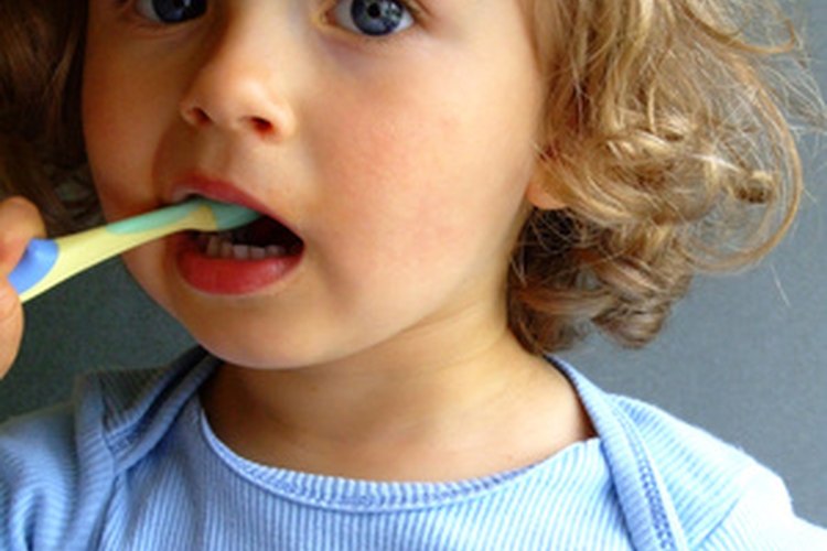 Usar bicarbonato de sodio con vinagre para cepillar los dientes puede ayudar a pelear contra la placa y las bacterias.