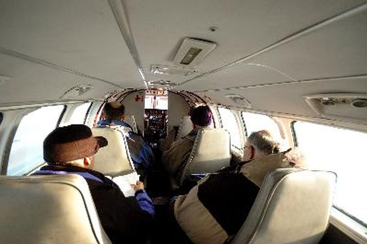 Un asiento en la clase económica en un vuelo que dura al menos ocho horas puede ser más que incómodo.