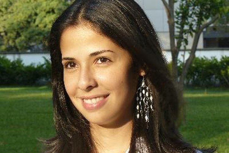 Las mujeres mayores se someten a cirugías estéticas para quitar la grasa facial para parecer más jóvenes.