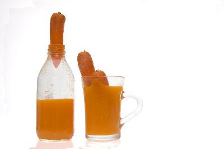 El jugo de zanahoria contiene nutrientes benéficos para la salud ocular.