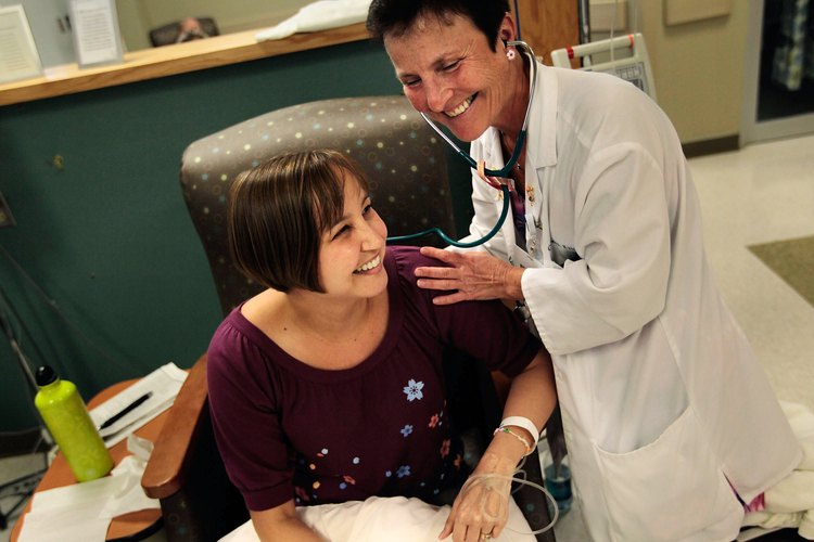 Los oncólogos determinan un plan de tratamiento para ayudar a los pacientes de cáncer en su lucha contra la enfermedad.