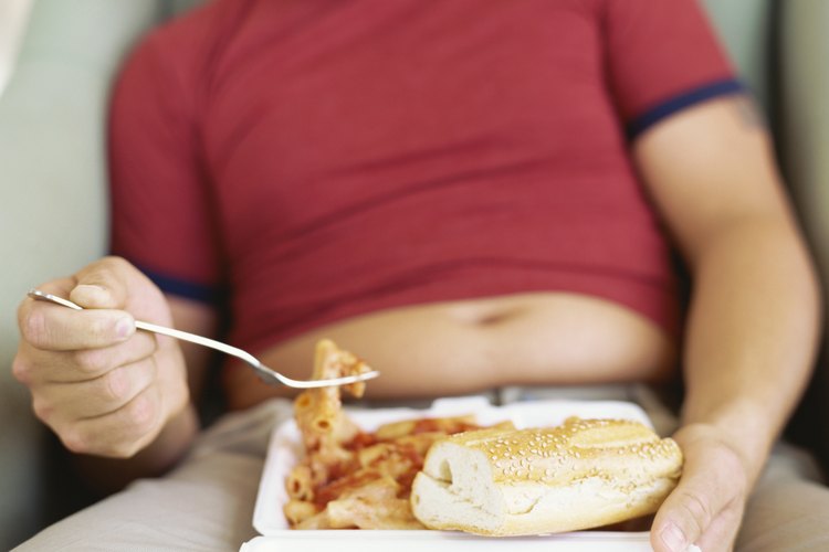 Reducir la ingesta de comida poco saludable puede ayudarte a perder grasa.