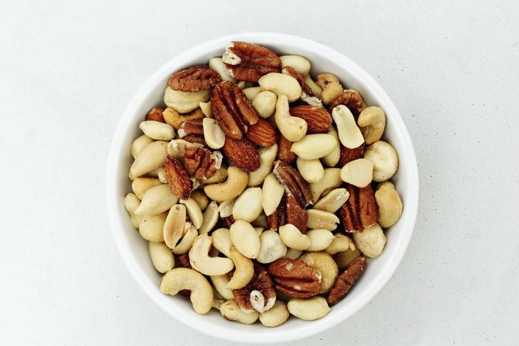 Come grasas saludables como bocadillos, por ejemplo nueces.