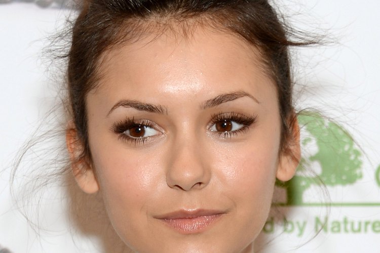 Nina Dobrev luce espectacular con un suave y femenino moño.