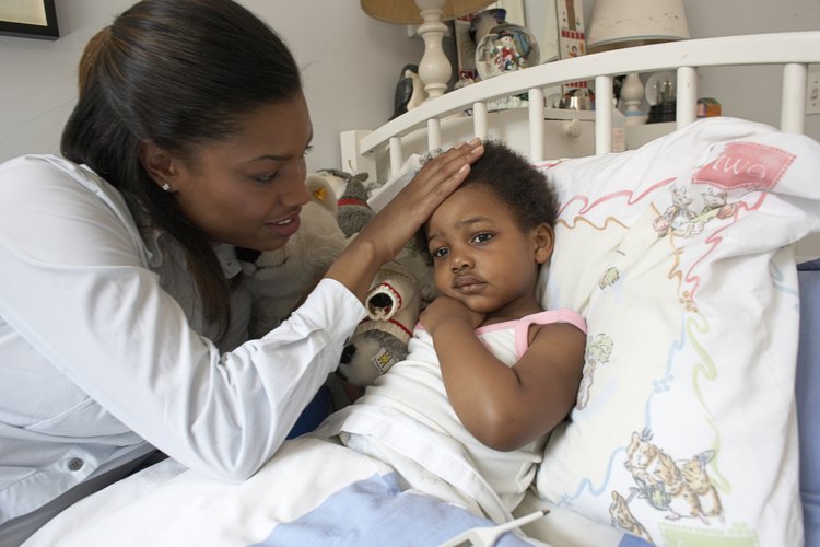Proporcionar comodidad y ayudar a tu hijo a dormir son dos de las cosas más importantes que puedes hacer por un niño enfermo.