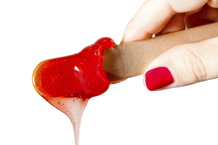 Puedes usar cera para depilarte las cejas.