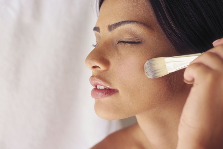 Los cosméticos pueden cubrir las manchas oscuras y la decoloración.