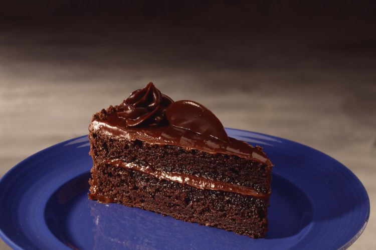 Un poco de cacao puede convertir una mezcla de pastel blanco en un delicioso postre de chocolate.