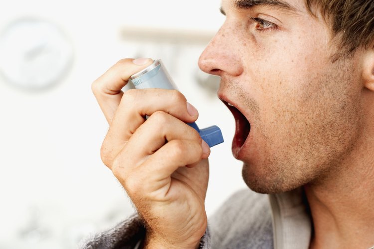 La medicación aplicada a través de un inhalador ayuda a aliviar las vías respiratorias cerradas.