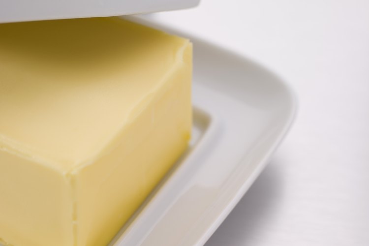 Las grasas como la mantequilla añaden sabor a los alimentos pero deben ser usadas con moderación.