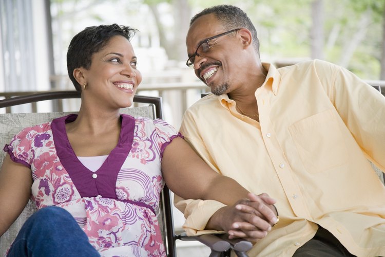 El comportamiento no verbal es un aspecto vital de la comunicación entre parejas.