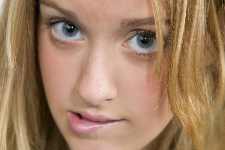 Beber agua y otros fluidos puede ayudar a aliviar los labios resecos.