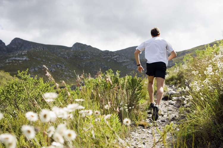 Correr sobre colinas es mas difícil que hacerlo sobre un terreno llano, pero los resultados pueden valer la pena el esfuerzo adicional.