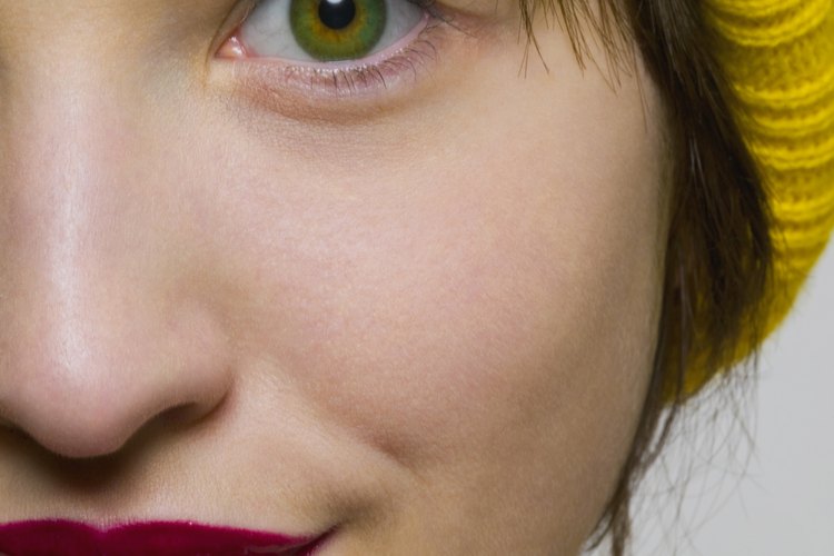 Los ojos cansados y con bolsas pueden hacerte lucir más viejo, sin importar tu edad.
