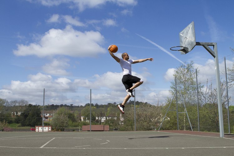 Un jugador puede empezar a jugar al baloncesto con nada más que una pelota y un aro.