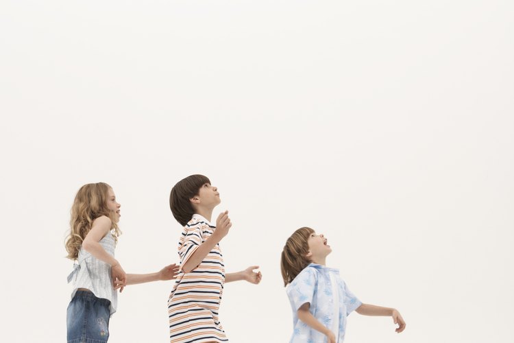 Las pelotas de playa son un colorido punto de atención para juegos infantiles.