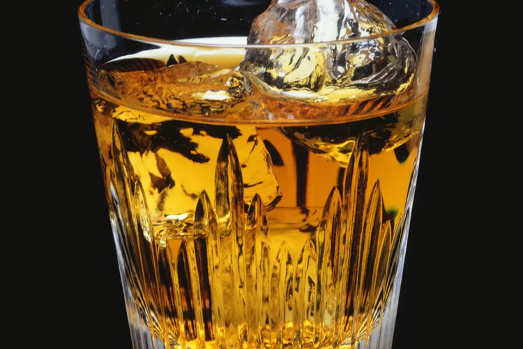 Puedes hacer un jarabe casero para la tos a base de whisky, miel y limón.
