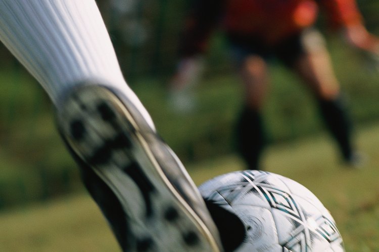 Los botines de fútbol pueden funcionar para jóvenes de softbol.