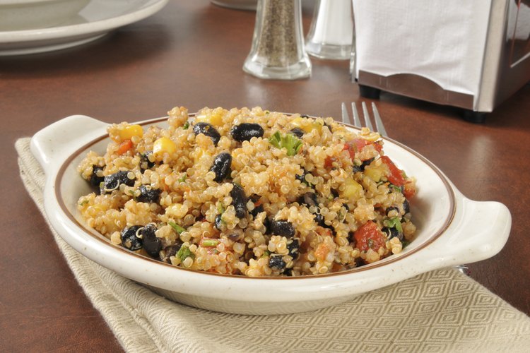 Plato de saludable quinua y frijoles negros.