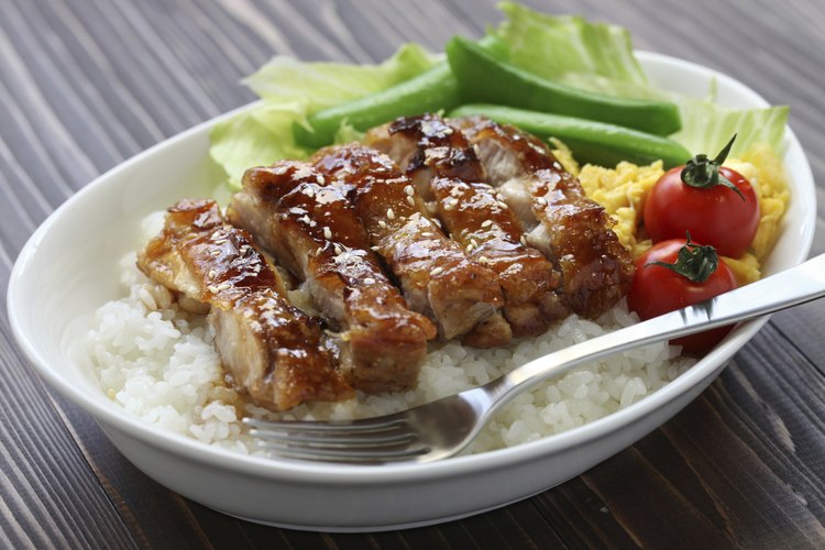 Plato de pollo teriyaki.