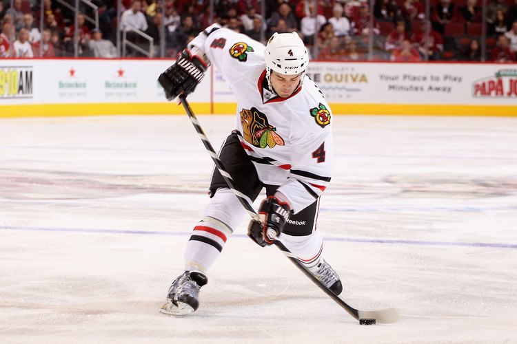Los rigores de la temporada NHL demandan una gran cantidad de jugadores como Niklas Hjalmarsson de Chicago Blackhawk.