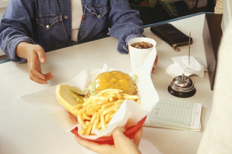 Evita las hamburguesas y las patatas fritas para mantenerte saludable.