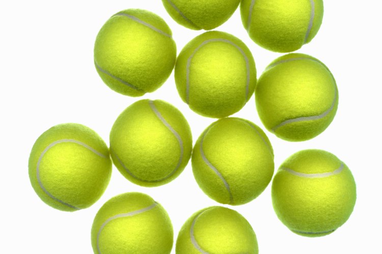 Utiliza una bola de tenis para darte masaje en tus tendones de la corva.