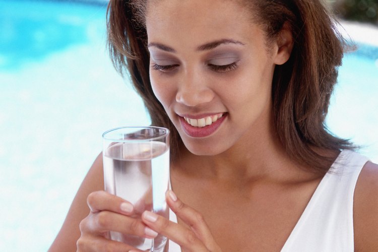 Incrementar tu consumo de agua puede hacerte sentir menos hinchada.