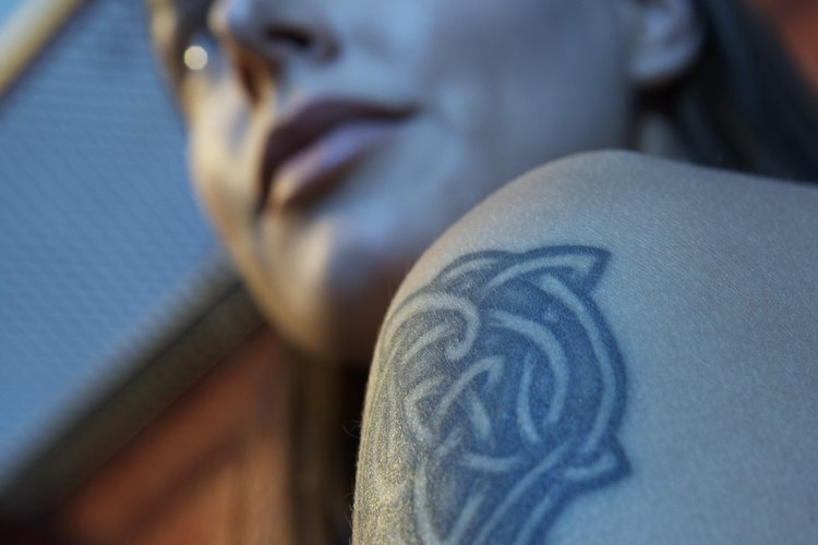 Los tatuajes en el hombro pueden ser fácilmente cubiertos con ropa o con corrector.
