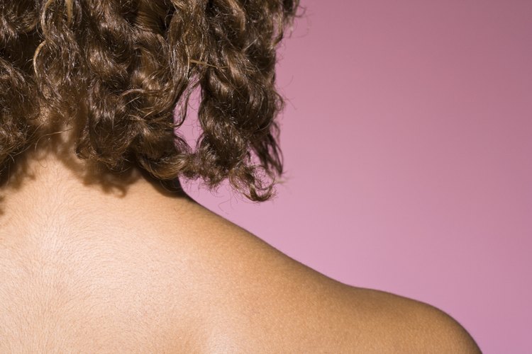 Las personas con rizos naturales tienen que mantener una rutina de cuidados diferente a la de aquellos con cabello lacio.