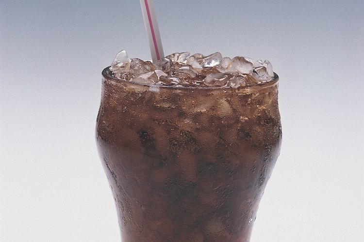 El ácido en las bebidas de cola puede erosionar el esmalte dental.