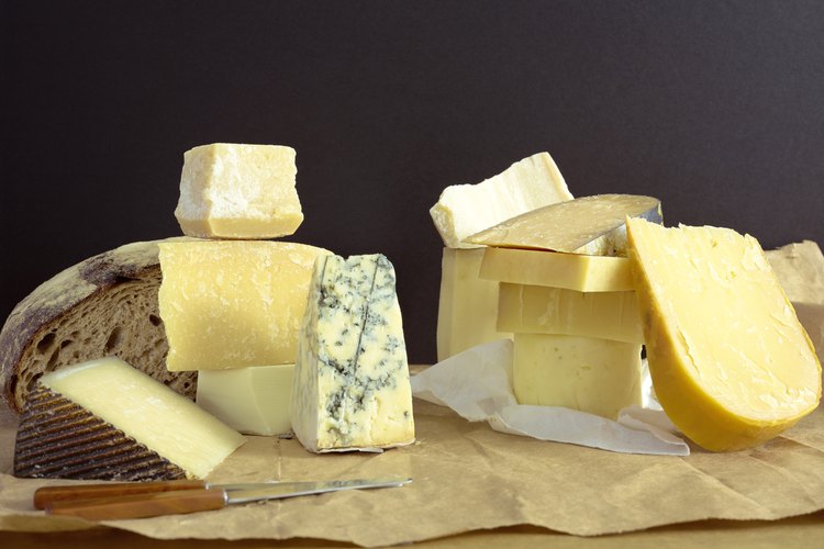 El queso es una fuente rica de lactosa.
