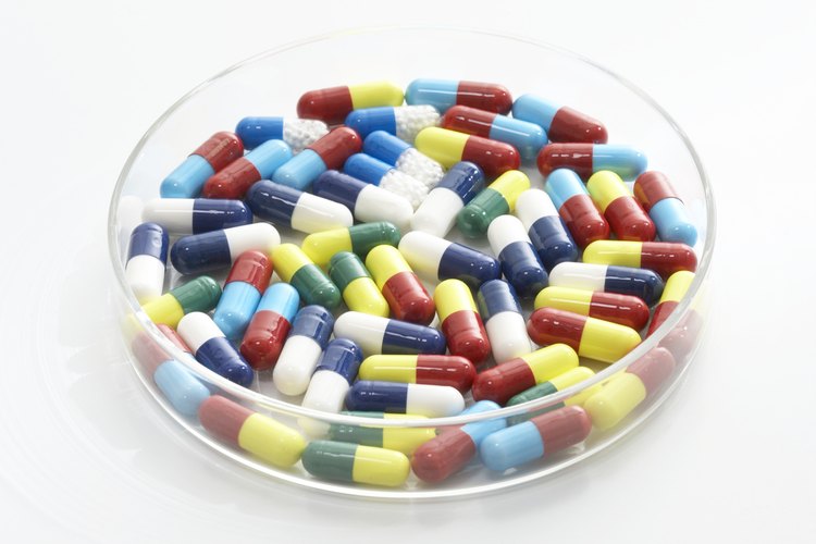 La doxiciclina es un antimicrobiano de la clase de drogas tetraciclina (antibiótico) que está diseñado para inhibir el crecimiento de bacterias.