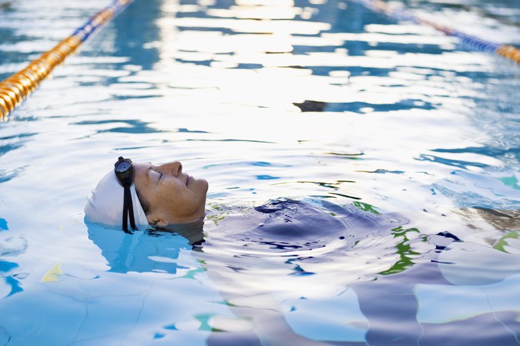 Los gorros de natación mantienen el cabello seco, lo que permite que se conserve la permanente recién hecha.