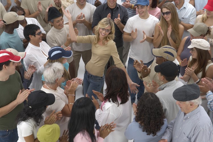 A las personas extrovertidas les encanta estar con otra gente.