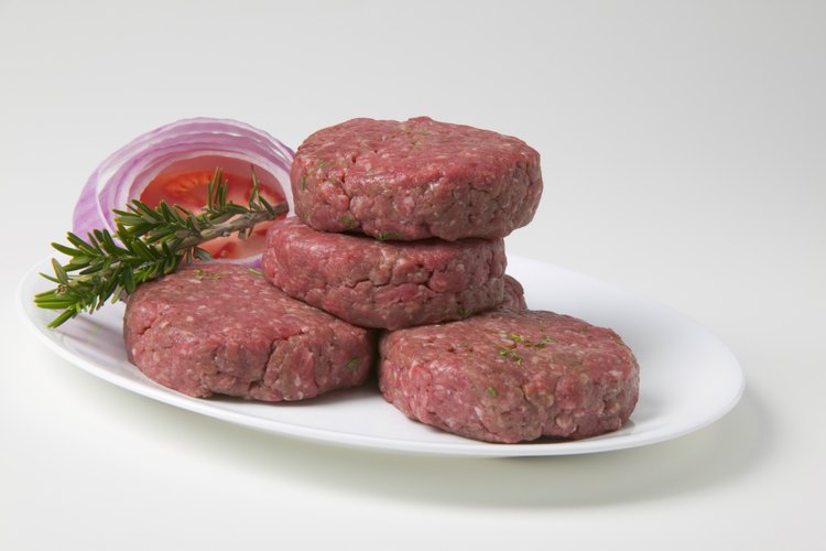 Los clientes combinan los ingredientes en la caja con carne de hamburguesa dorada, leche y agua para hacer la comida.